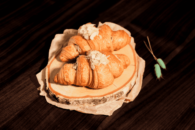 Croissant cu сremă fistic - Patiseria | Cafenea | Brutarie Con Gusto Bakery in Chișinău