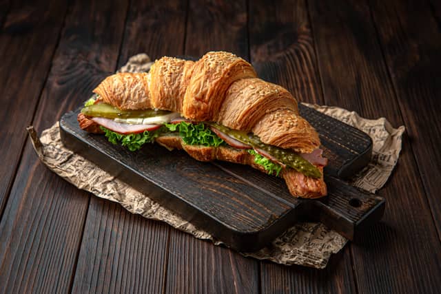 Croissant Sandwich cu pastrama - Patiseria | Cafenea | Brutarie Con Gusto Bakery in Chișinău