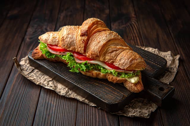 Croissant Sandwich cu șunca - Patiseria | Cafenea | Brutarie Con Gusto Bakery in Chișinău